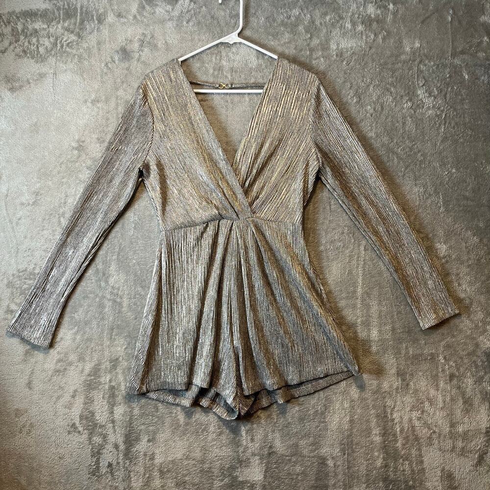 ASTR the Label Kenzie Sz M Silver Romper Long Sleeve Women's‎